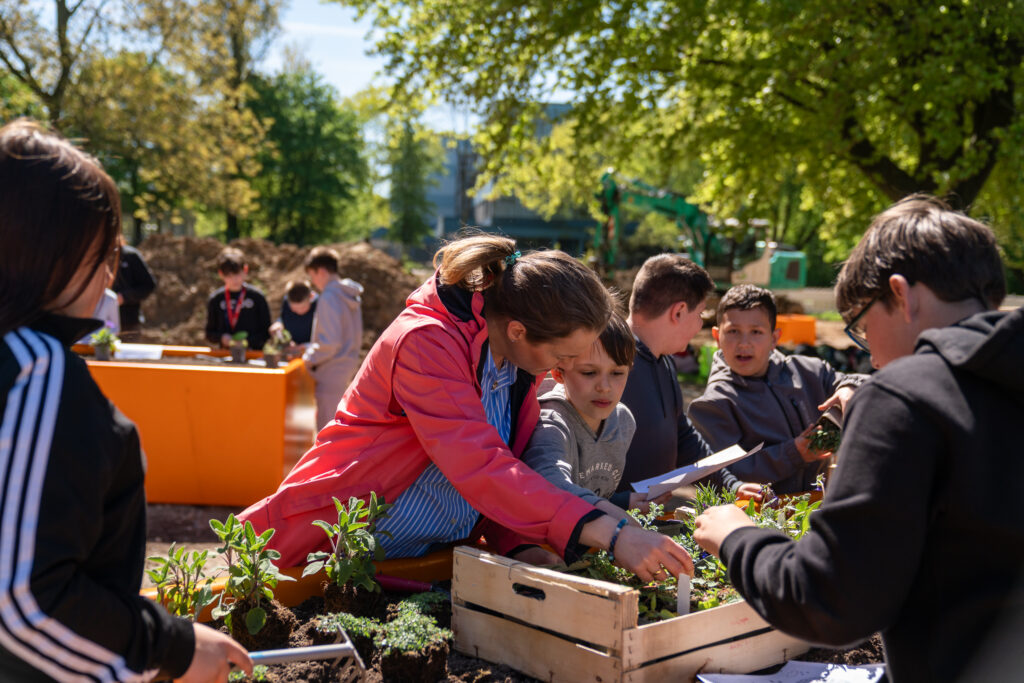 Pflanaktion im Biegerpark